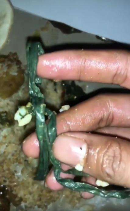 Asyik makan nasi bungkus temukan tali rafia.
