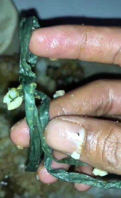 Asyik makan nasi bungkus temukan tali rafia.