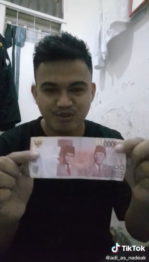 Pria temukan uang dalam karung beras Pria temukan uang dalam karung beras