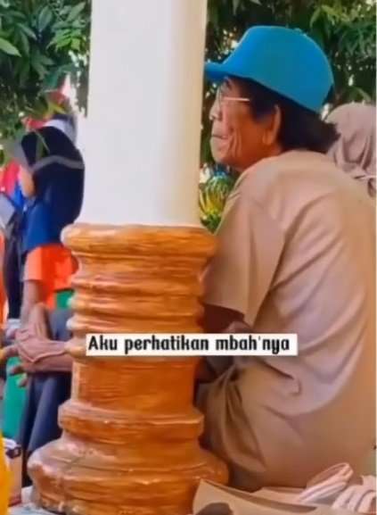 kakek antarkan cucunya lomba di paud