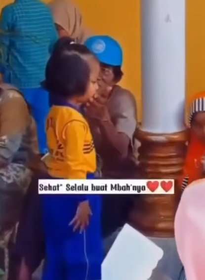 kakek antarkan cucunya lomba di paud