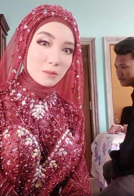 Viral pengantin wanita cuek pamer baju pengantin kebesaran.