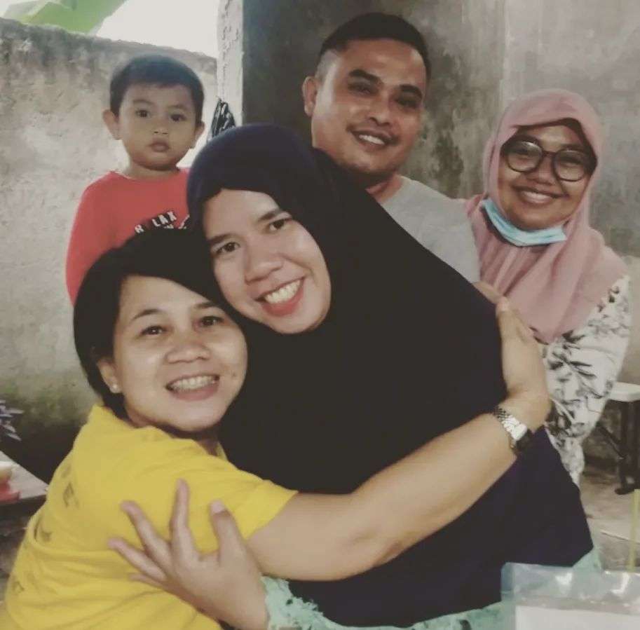 Rohimah dan pembali di warungnya