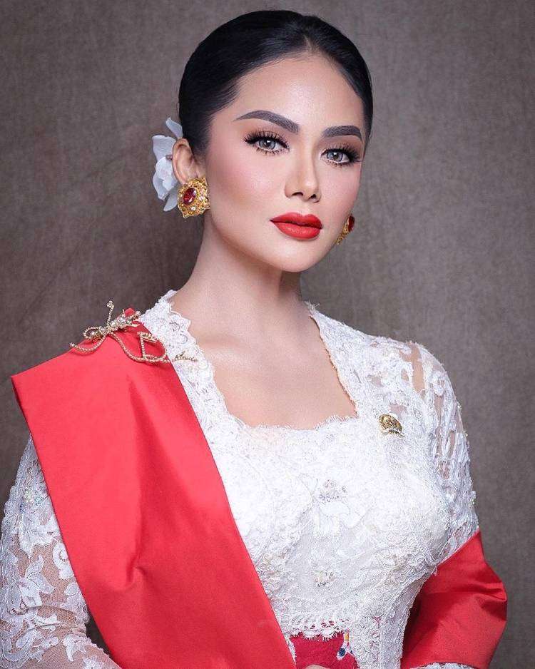 Krisdayanti berkebaya