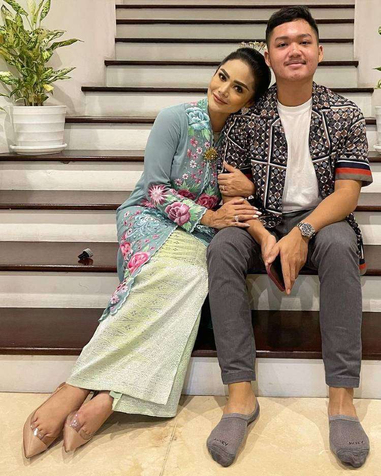 Krisdayanti berkebaya