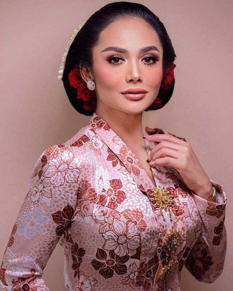 Krisdayanti berkebaya