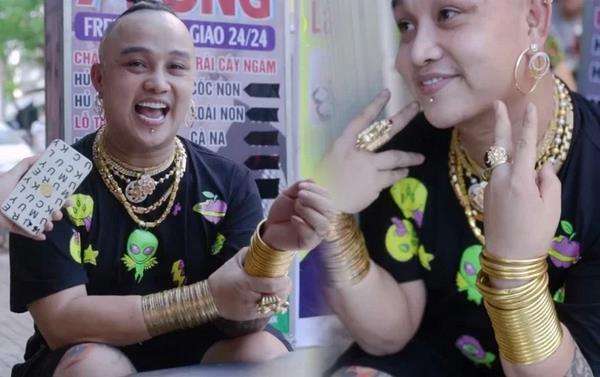 Viral pemilik warung pakai emas di sekujur tubuhnya.