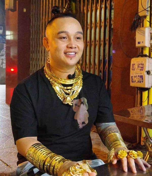 Viral pemilik warung pakai emas di sekujur tubuhnya.