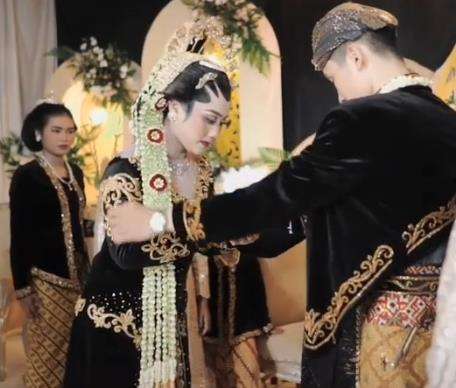 Momen sungkeman berubah jadi ngakak.