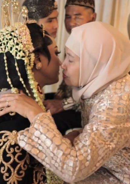 Momen sungkeman berubah jadi ngakak.