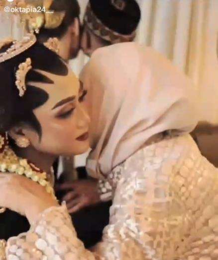 Momen sungkeman berubah jadi ngakak.
