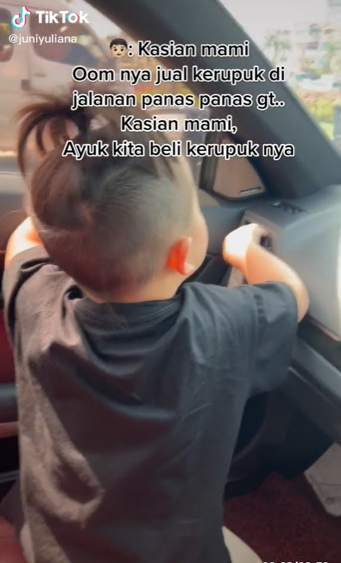 Balita Tak Tega Lihat Pedagang Kerupuk Jualan di Lampu Merah