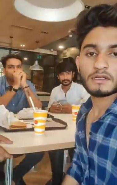 Hiiyy.. makan di McDonald's temukan kadal mengambang di gelas minuman.