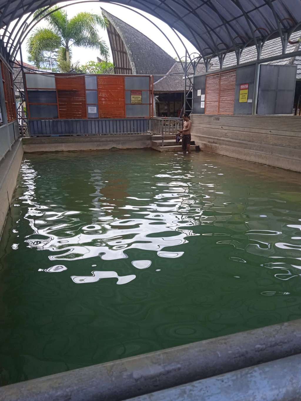 Kolam air panas di SPBU KM 81 Tasikmalaya