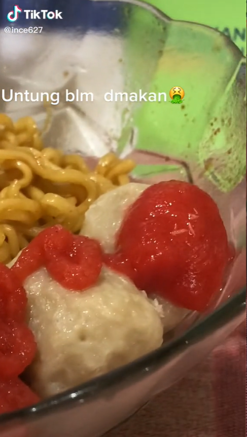 Ada yang aneh di mi ayam ini