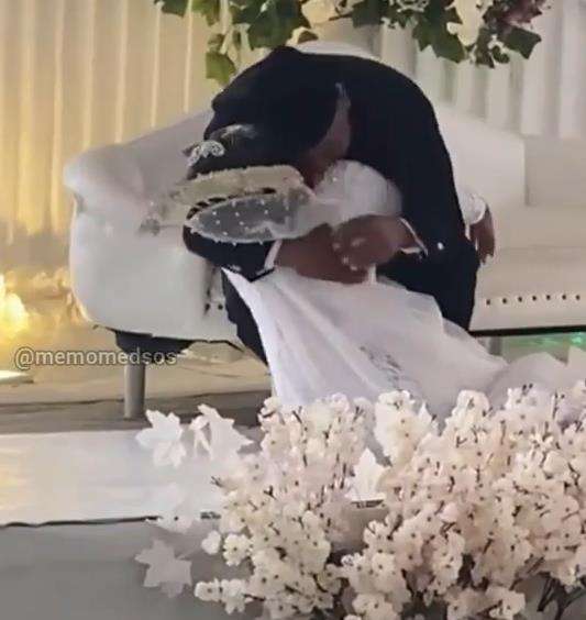 Pertama kali dapat pelukan hangat dari ayah, pengantin perempuan pingsan.