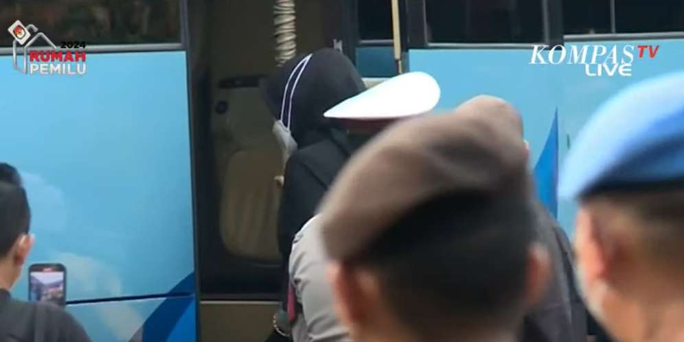 Atalia Praratya saat masuk ke dalam bus