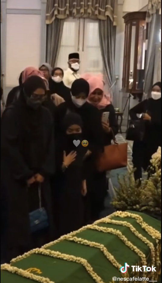 Nabila duduk di samping peti Eril Nabila duduk di samping peti Eril