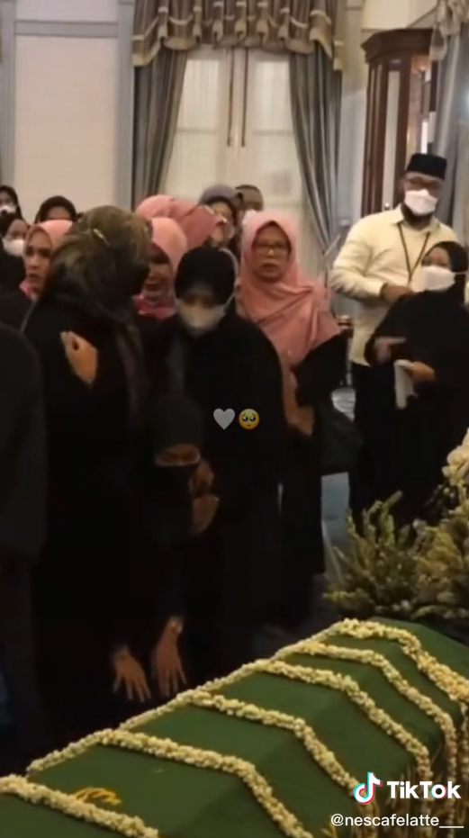 Nabila duduk di samping peti Eril Nabila duduk di samping peti Eril