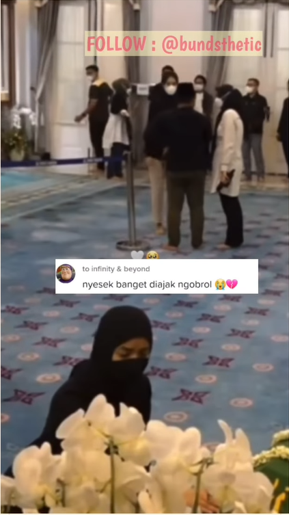 Nabila duduk di samping peti Eril Nabila duduk di samping peti Eril