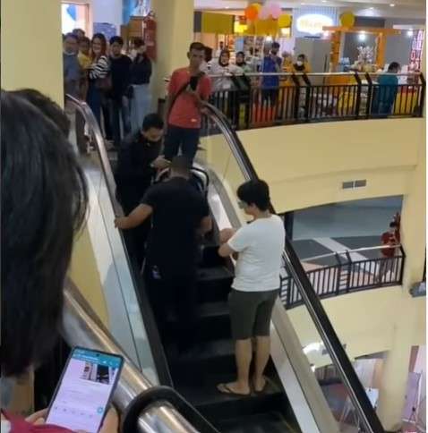Stroller nyangkut
