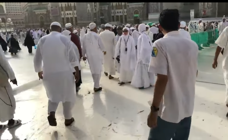 Pemuda berseragam SMA keliling Kota Mekah