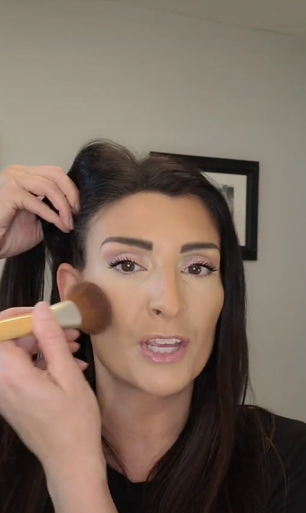 Mengaplikasikan Blush