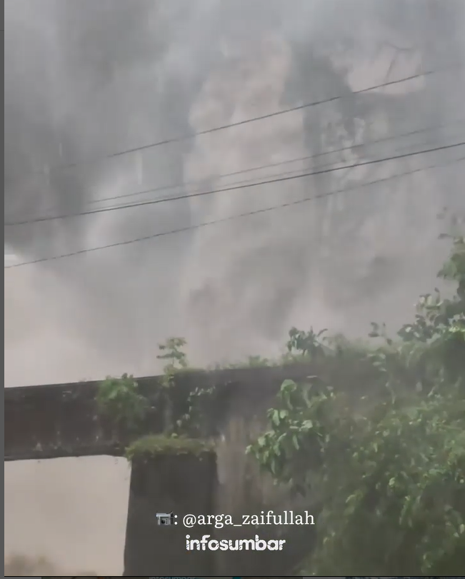 Air Terjun Lembah Anai meluap