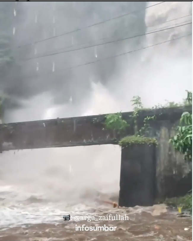 Air Terjun Lembah Anai meluap