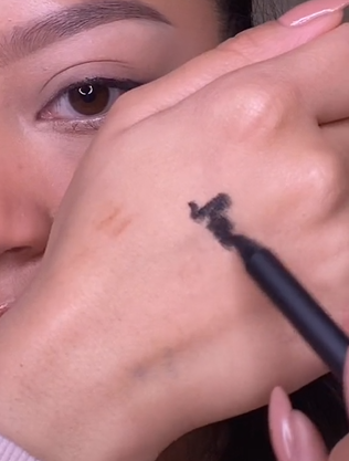 Menggunakan Gel Liner