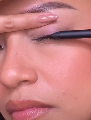 Membuat Wing Eyeliner
