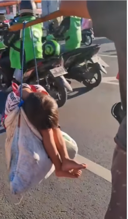 Ayah panggul anaknya sambil berdagang Ayah panggul anaknya sambil berdagang