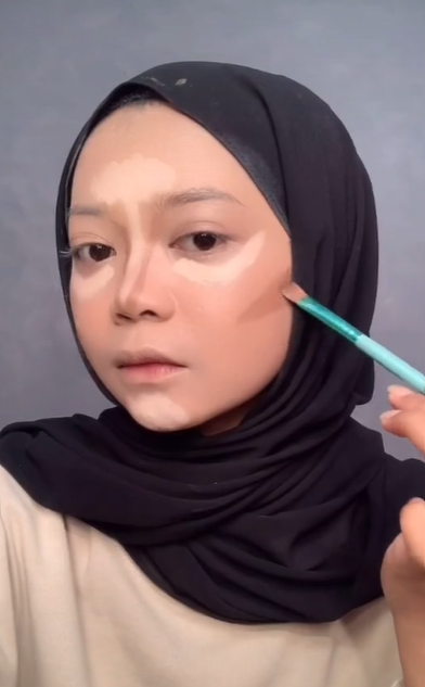 Memakai Kontur dan Concealer