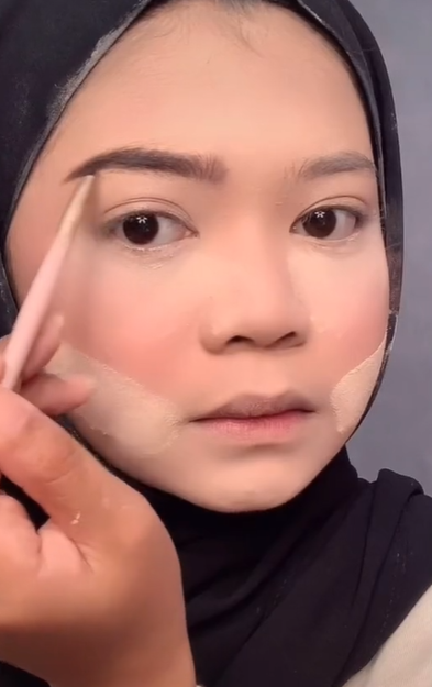 Merapikan Alis