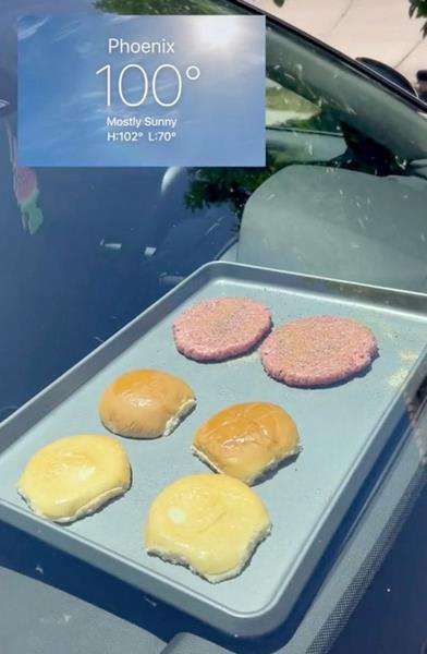 Saking panasnya, bule masak hamburger pakai matahari.