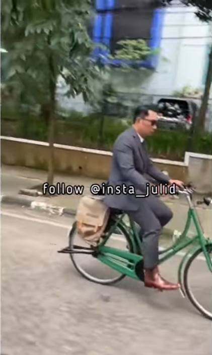 Ridwan Kamil bersepeda