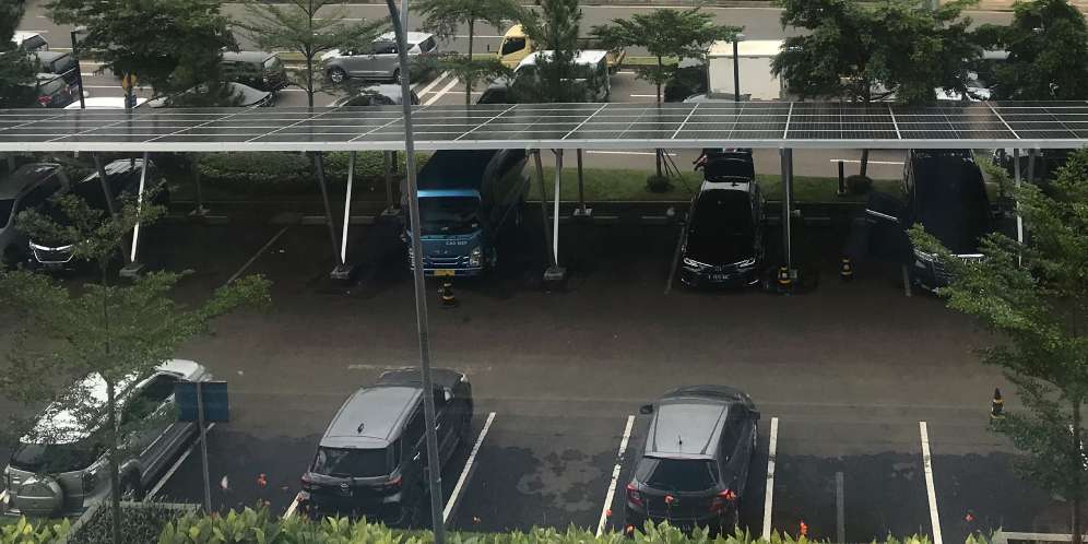 Penerapan modul solar panel di Wisma BCA Foresta.