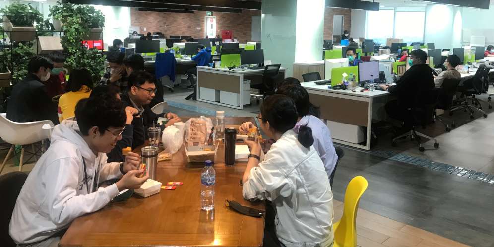 Konsep open space office di Wisma BCA Foresta.