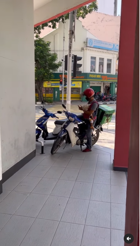 pria kerja setiap hari gendong anak