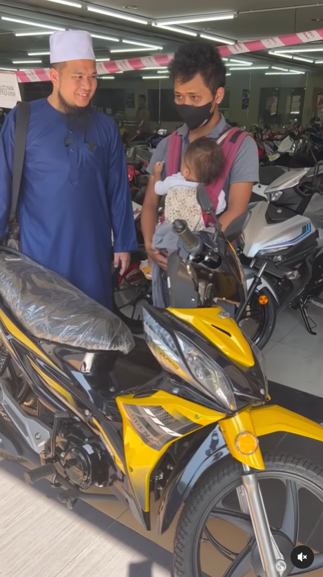 pria kerja setiap hari gendong anak