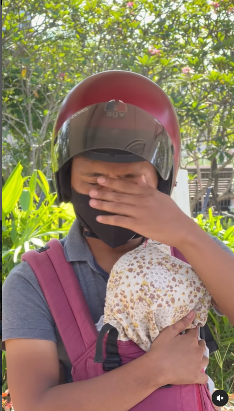 pria kerja setiap hari gendong anak