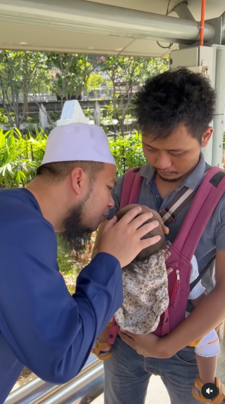 pria kerja setiap hari gendong anak