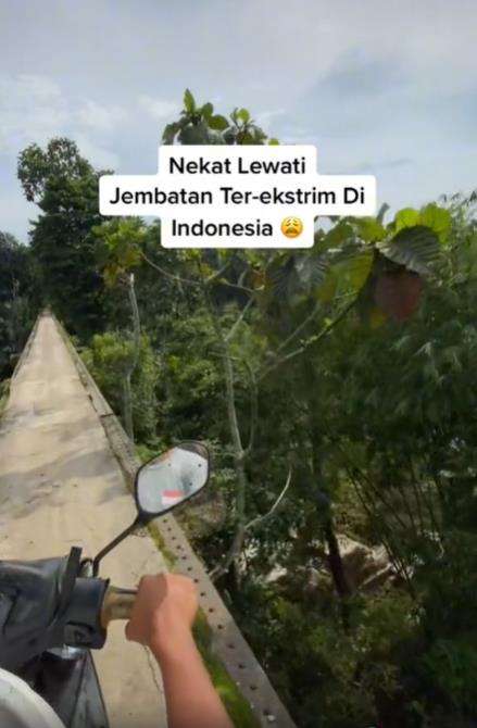 Jembatan terekstrem di Indonesia.