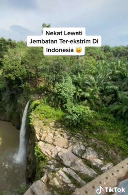Jembatan terekstrem di Indonesia.