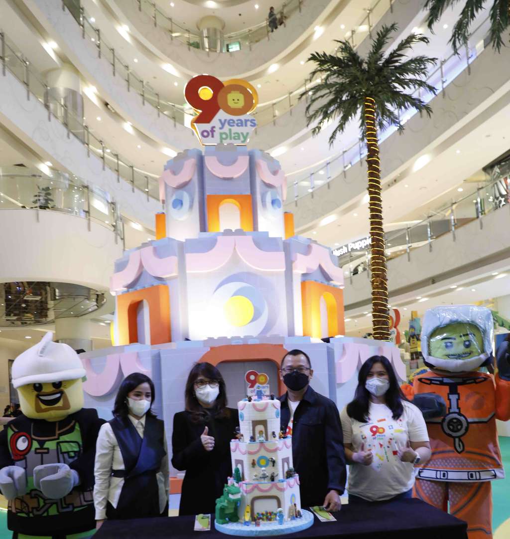 Lego 90 Years of Play