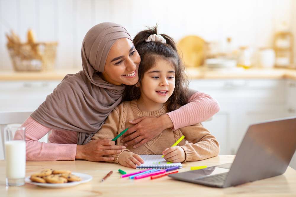 Ibu Menemani Anak Belajar