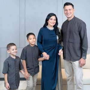 Keluarga Titi Kamal dan Christian Sugiono.
