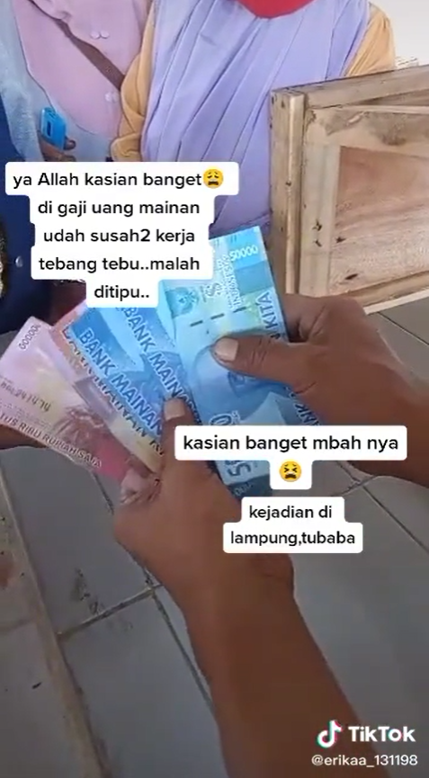 buruh dibayar pakai uang mainan