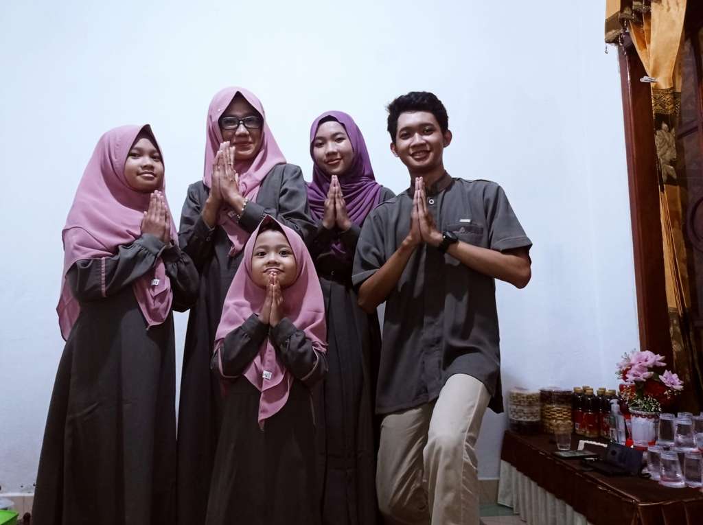 Oktara (kanan), ibunya dan tiga adik perempuannya saat berkumpul Lebaran
