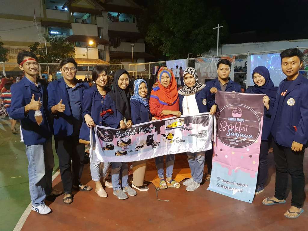 Oktara (paling kiri) saat KKN